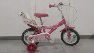 Bicicleta infantil rosa con ruedines