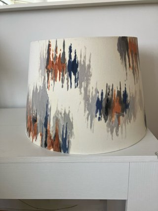 Pantalla de lámpara con diseño abstracto