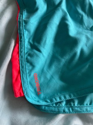 Pantalón corto deportivo bicolor