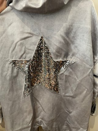 Chaqueta deportiva plateada con capucha