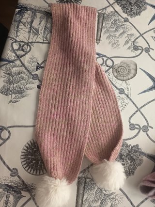 Bufanda rosa con pompones