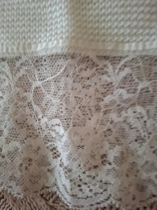 Toquilla  para bebes cuadrada lana cruda con encaj