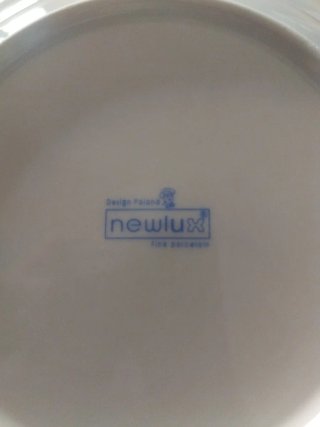 Vajilla de porcelana blanca y dorada