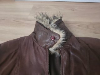 Chaqueta de piel marrón con cuello