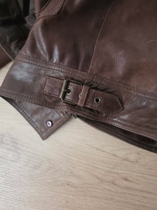 Chaqueta de piel marrón con cuello