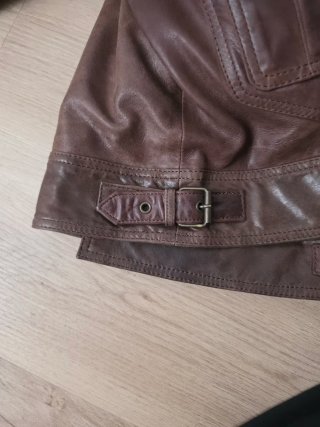 Chaqueta de piel marrón con cuello