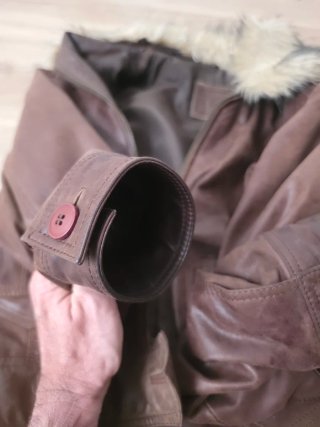 Chaqueta de piel marrón con cuello
