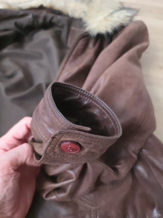 Chaqueta de piel marrón con cuello
