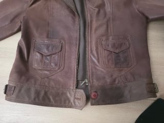 Chaqueta de piel marrón con cuello