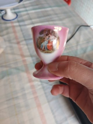 Set di due uova vintage rosa in ceramica con delicato design decorativo