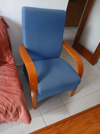 Sillón azul con brazos de madera
