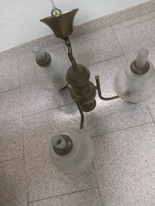 Lámparas de mesa doradas y transparentes