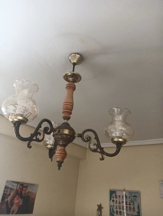 Lámparas de mesa doradas y transparentes