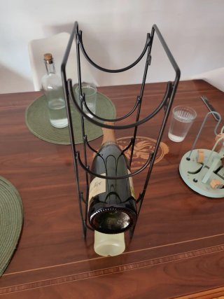 Scaffale per bottiglie di vino nero