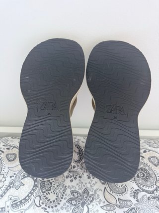 Sandalias Zara cuña beige