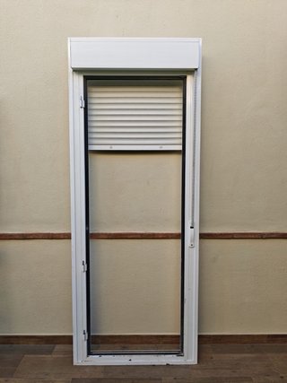 Puerta aluminio con persiana y cristal climalix