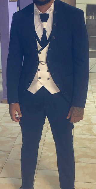 Traje de hombre azul y blanco no negociable