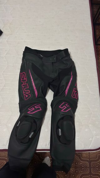 Mono de moto Shua mujer negro y rosa