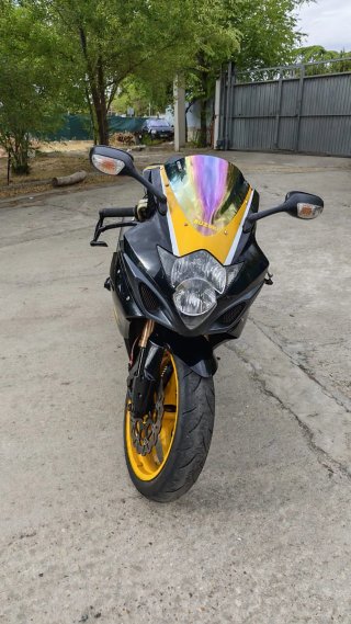 Suzuki GSX R 1000 Negra y Amarilla