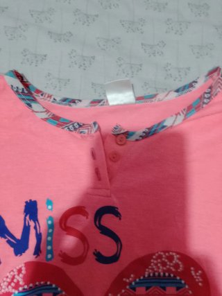 Camiseta rosa cómoda con corazón