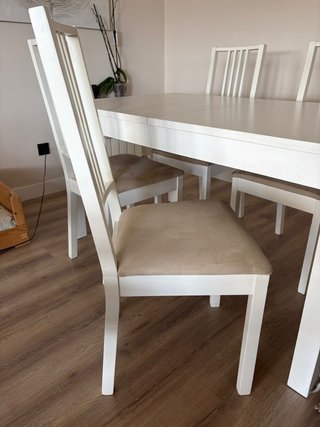 Mesa rectangular extensible y 4 sillas blancas