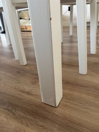 Mesa rectangular extensible y 4 sillas blancas