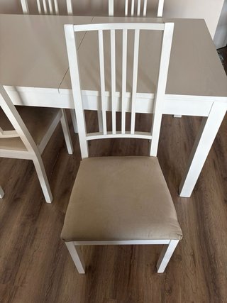 Mesa rectangular extensible y 4 sillas blancas