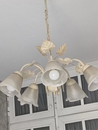 Lámpara de forja beige y blanca