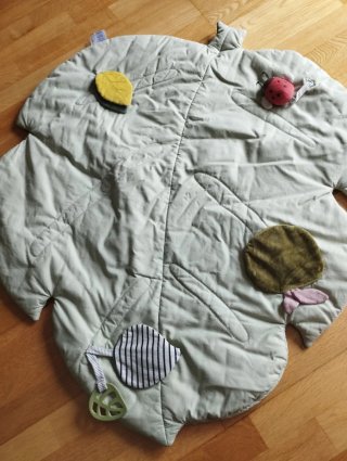 Alfombra de juegos para bebé con diseño de hoja