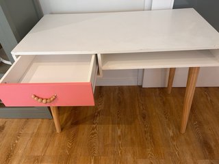 Escritorio juvenil blanco y rosa