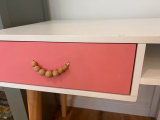 Escritorio juvenil blanco y rosa