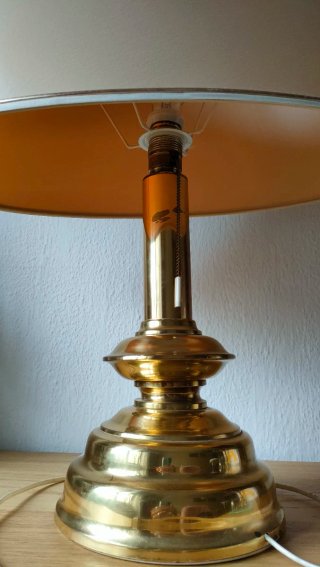 Lámpara de mesa vintage dorada.