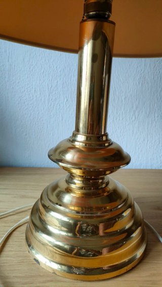 Lámpara de mesa vintage dorada.