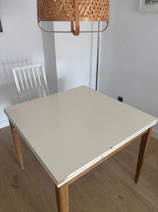 Mesa extensible blanca de madera
