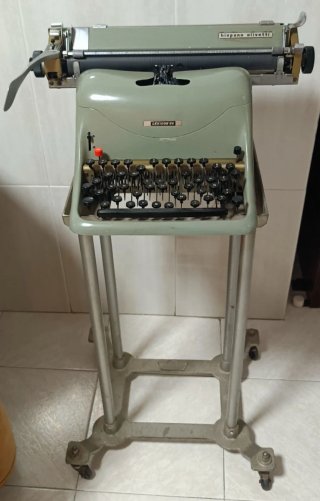 Máquina de escribir Hispano Olivetti