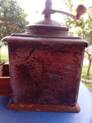 Antiguo molinillo de café ETNA