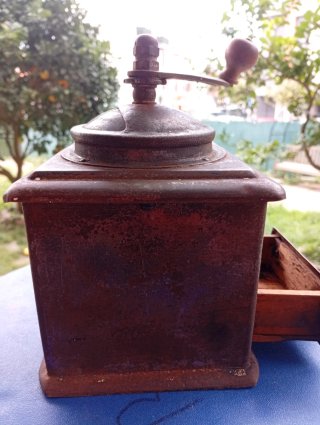 Antiguo molinillo de café ETNA