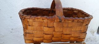 Cesta artesanal tejida a mano