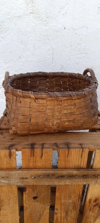 Cesta artesanal tejida con asas