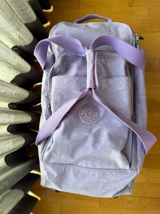 Maleta Kipling lila con ruedas