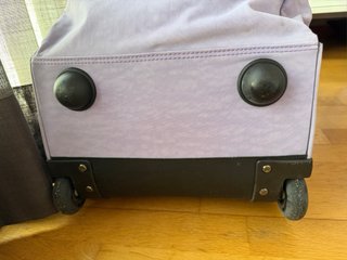 Maleta Kipling lila con ruedas