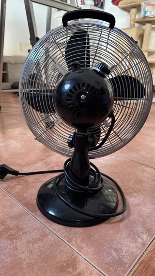 Ventilador de mesa plateado y negro