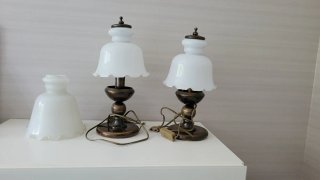 Par candeeiros de mesa dourados e brancos