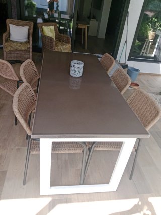 Mesa de piedra volcánica y ratán