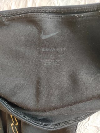 Leggings Nike Negros con Detalles Dorados