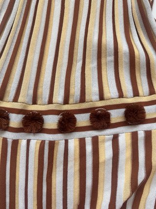 UTERQUE vestido de punto midi con falda tableada