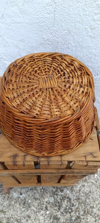 Conjunto de cestas de mimbre artesanales antiguas.