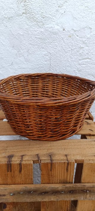 Conjunto de cestas de mimbre artesanales antiguas.
