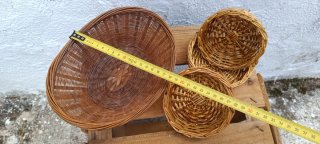 Conjunto de cestas de mimbre artesanales antiguas.