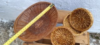 Conjunto de cestas de mimbre artesanales antiguas.